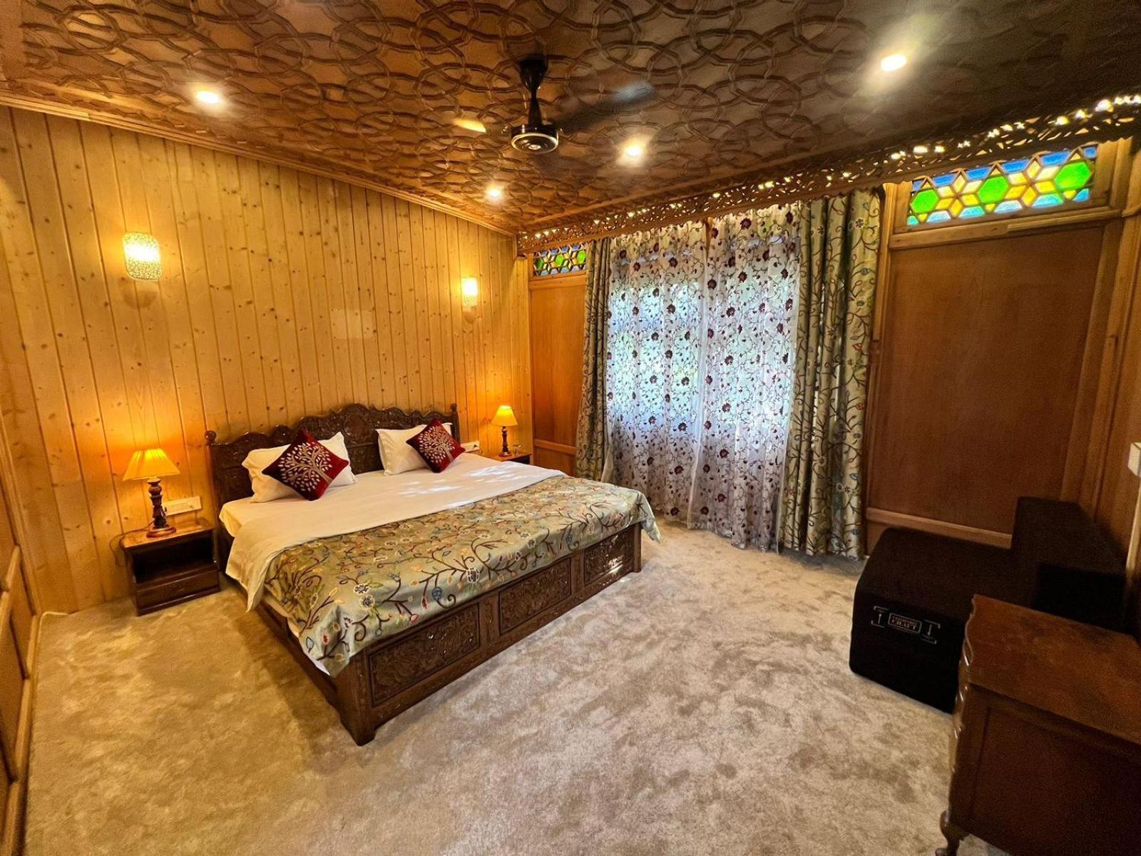 Hotel Peacock Houseboats Srīnagar Exterior foto