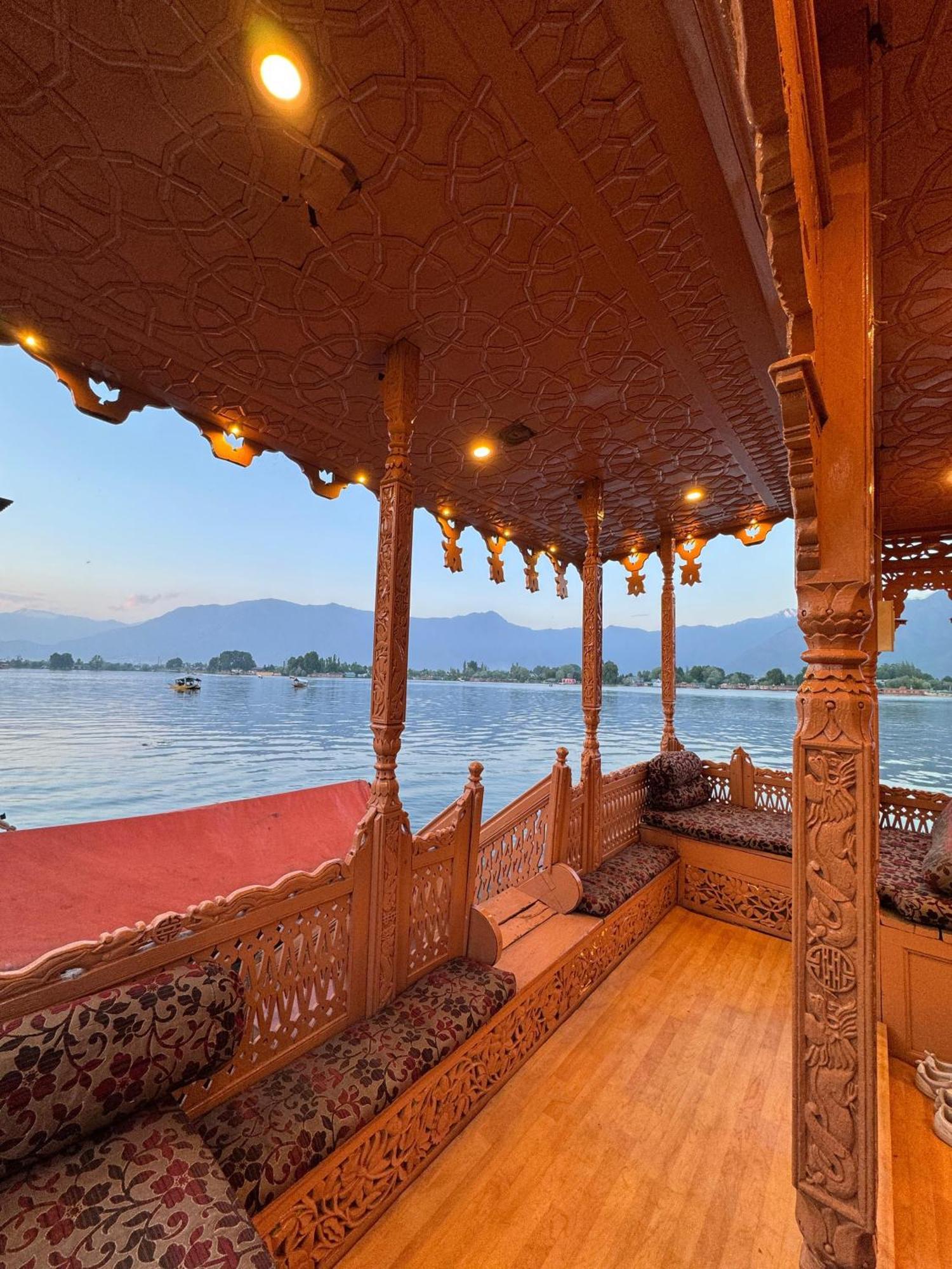 Hotel Peacock Houseboats Srīnagar Exterior foto